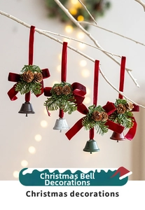 Detail von bunten Weihnachtsklingeln mit Samtschleifen, Tannennadeln und Zapfen am Zweig