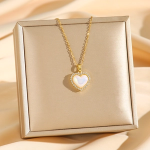 Collier avec pendentif cœur doré de luxe orné de zircons et d'un centre iridescent