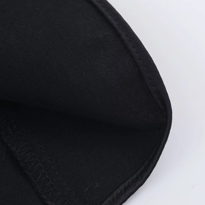 Vista macro dettagliata del tessuto in raso nero con cuciture di precisione e trama fine