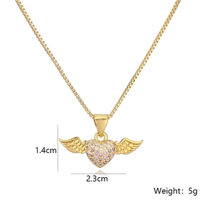 Dettaglio della collana a cuore placcata in oro con ali in zircone e peso indicato di 5g