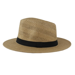 Cappello di paglia classico da uomo in beige con nastro nero per protezione solare.
