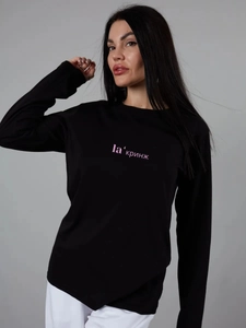 T-shirt noir en coton à manches longues avec impression de lettres russes roses au torse
