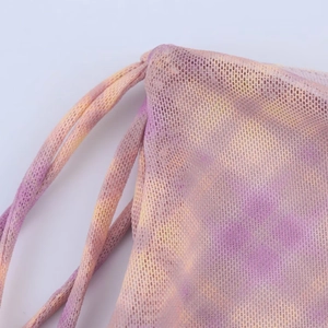 Détail de maille tie-dye violette montrant la texture et le cordon de serrage de la jupe