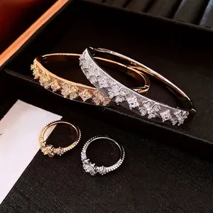 Parure de Bijoux Femme Plaquée Or 18K Trèfle Fleur Bracelet Bague Luxe Plissé Strass Cuivre Bracelet Ouvert