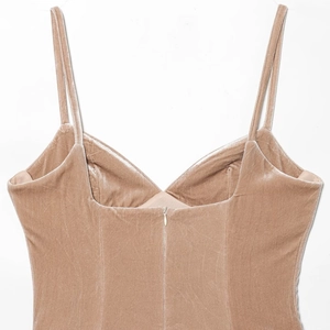 Retro di un mini abito sexy in velluto cammello con spalline sottili e zip nascosta