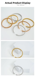 Dettaglio di bracciali a rete intrecciata nei colori oro, oro rosa e argento