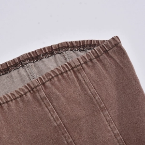 Détail macro de la couture élastique et haute densité sur le tissu marron de la robe