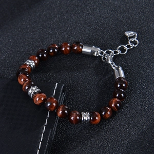 Détail du bracelet en perles d'oeil de tigre brun 8mm avec entretoises en métal argenté