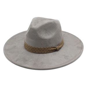 Détail d'un chapeau fedora en daim gris clair avec ruban à pois marrons et nœud élégant