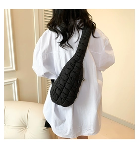 Vue arrière d'un sac bandoulière matelassé noir avec texture bouffante sur une chemise