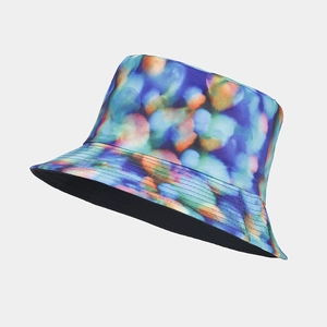 Détail du chapeau bob réversible avec imprimé floral aquarelle coloré et doublure noire