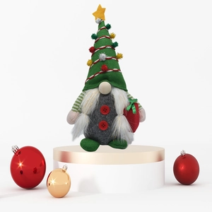 Détail d'un gnome de Noël avec bonnet vert et sac cadeau rouge sur un présentoir