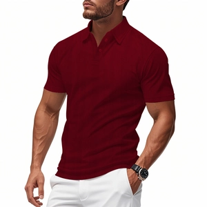 Dettaglio polo slim fit bordeaux con maglia fine testurizzata e dettagli dei bottoni