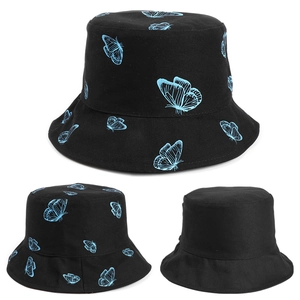 Vues détaillées d'un chapeau bob en coton noir avec motifs de papillons bleus sous divers angles