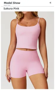 Détail de l'ensemble de yoga rose cerisier avec caraco de sport et short taille haute