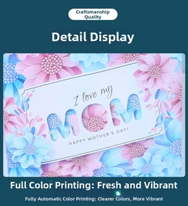 Détail d'une carte de fête des mères découpée au laser avec MOM et art floral en papier 3D