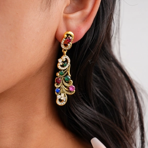 Boucles d'oreilles pendantes vintage avec cristaux multicolores et plaqué or sur modèle