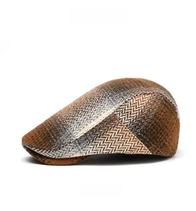 Vue latérale d'un béret en tweed à chevrons et patchwork de laine pour l'automne et l'hiver