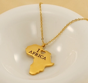 Dettaglio del ciondolo mappa Africa placcato oro 18K con incisione I Heart Africa