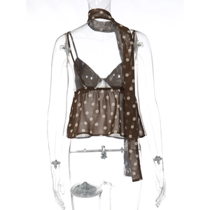 Détail d'un caraco marron à pois avec écharpe en mousseline assortie sur un mannequin