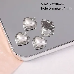 Vue détaillée des pendentifs cœur en argent avec perles et dimensions 22x20mm