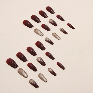 Faux ongles bordeaux et paillettes dorées scintillantes forme cercueil pour mariage