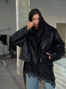Veste de motard noire surdimensionnée stylée avec t-shirt en dentelle et jeans
