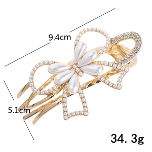 Detail view of pearl flower hair claw clip with dimensions 9.4cm by 5.1cm