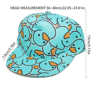 Maatdetail van de baseballpet met platte rand en schattige blauwe eendenprint