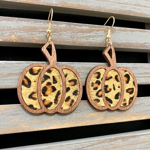 Halloween pompoen oorbellen met luipaardprint en bruine houttextuur met goud haken