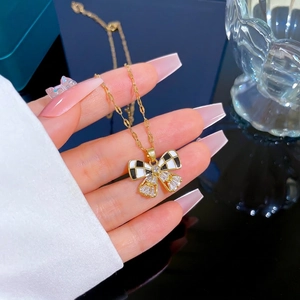 Collier papillon doré avec émail à carreaux et zircons brillants pour femme