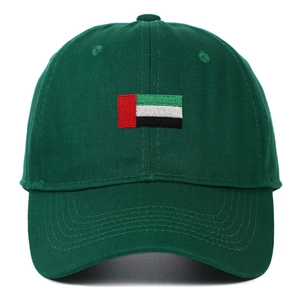 Gros plan sur la broderie du drapeau des Émirats arabes unis sur une casquette en coton