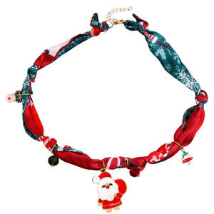 Détail du collier foulard de Noël en soie avec pendentifs émaillés Père Noël et renne
