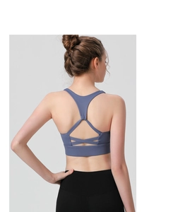 Détail du soutien-gorge de yoga à dos croisé avec bande large bleu morandi