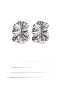Gros plan sur des boucles d'oreilles fleuries argentées aux pétales texturés détaillés