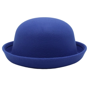 Détail d'un chapeau melon en feutre bleu roi avec bord incurvé et style vintage rétro