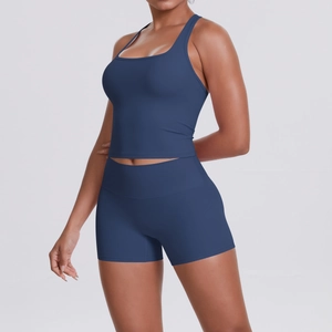 Détail de l'ensemble de sport bleu foncé pour femme avec brassière et short de fitness gainant