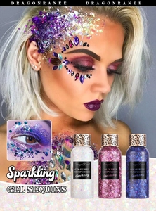Detailweergave van fonkelende gelpailletten in wit, roze en blauw voor gezicht en lichaam