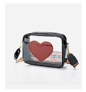 Détail du sac bandoulière transparent noir à cœur avec sangle en tissu coloré