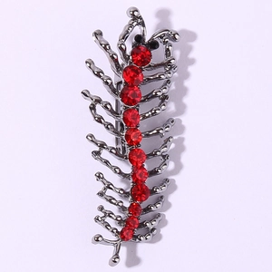 Broche mille-pattes de style sombre avec strass rouges et monture argentée