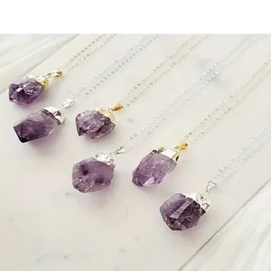 Halsketten mit unregelmäßigen Amethyst-Rohkristallanhängern und vergoldeten Ketten