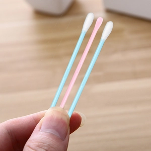 Disposable double-headed cotton swabs in blue and pink colors for makeup and ear care