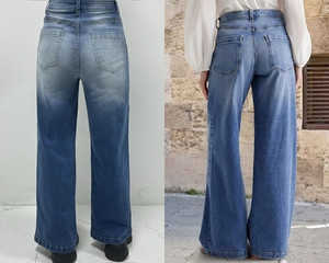 Détail du jean bleu taille haute à jambe large montrant poches arrière et texture denim