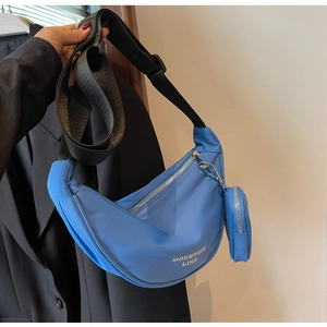 Borsa a tracolla blu in nylon a mezzaluna con astuccio abbinato e testo stampato