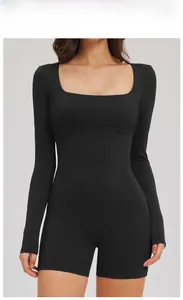 Détail du body noir à manches longues avec col carré et coutures structurantes
