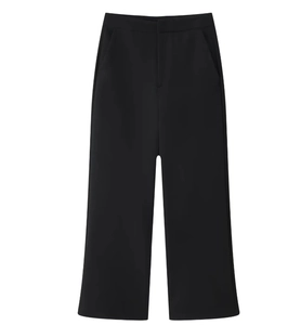 Dettaglio dei pantaloni neri a vita alta a gamba larga con un taglio minimalista pulito