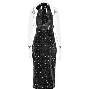 Détail d'une robe noire à pois dos nu avec col licou et fermeture par un nœud