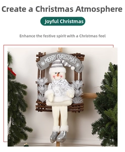 Détail de bonhomme de neige en peluche sur branche avec panneau Merry Christmas