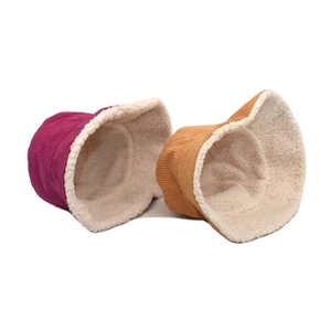 Chapeau bob réversible en velours côtelé et laine d'agneau rose violet et jaune gingembre