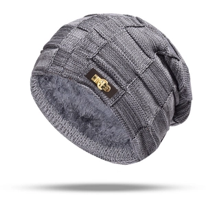 Berretto invernale in maglia spessa per uomo e donna con fodera in pile e patch in pelle